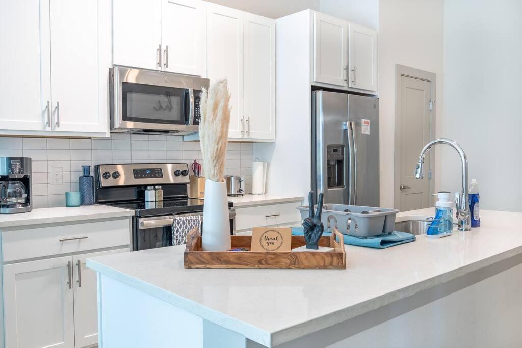 Beautiful Riverwalk Apt With Full Amenities, King Bed & Free Parking San Antonio Bagian luar foto