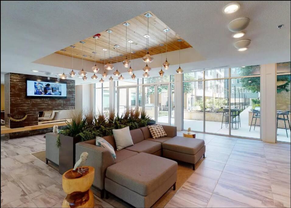 Beautiful Riverwalk Apt With Full Amenities, King Bed & Free Parking San Antonio Bagian luar foto
