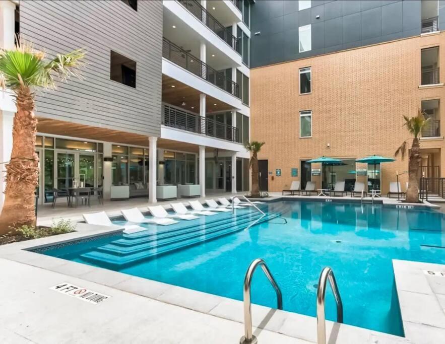 Beautiful Riverwalk Apt With Full Amenities, King Bed & Free Parking San Antonio Bagian luar foto