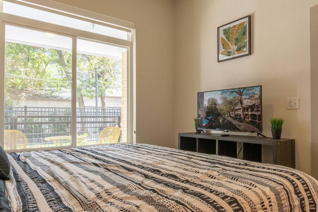 Beautiful Riverwalk Apt With Full Amenities, King Bed & Free Parking San Antonio Bagian luar foto