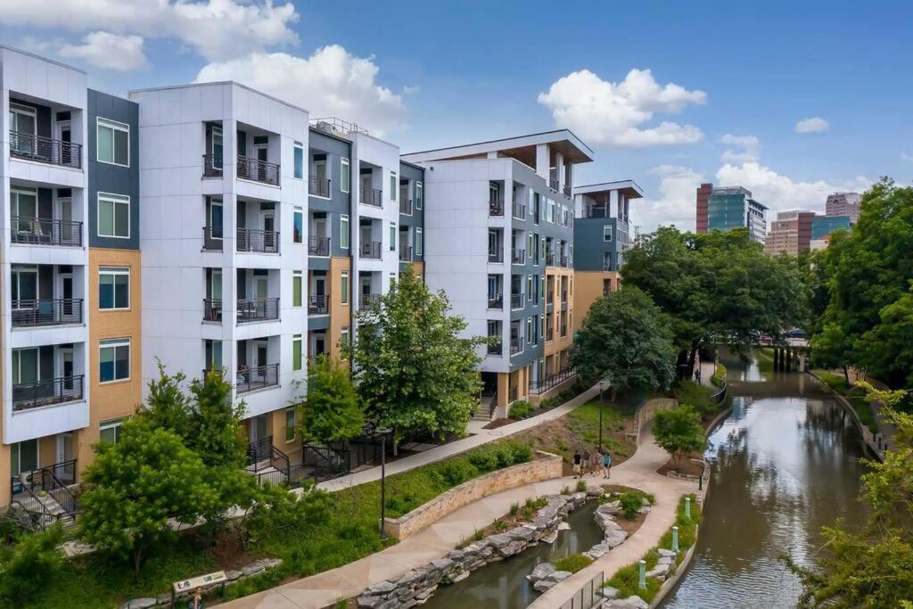 Beautiful Riverwalk Apt With Full Amenities, King Bed & Free Parking San Antonio Bagian luar foto