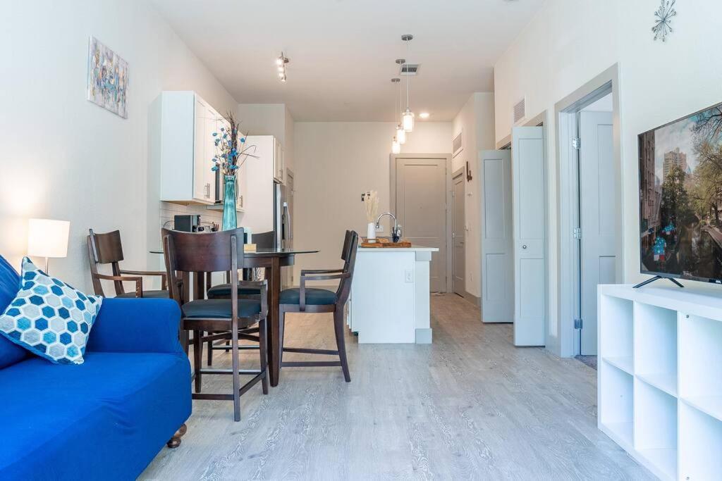 Beautiful Riverwalk Apt With Full Amenities, King Bed & Free Parking San Antonio Bagian luar foto