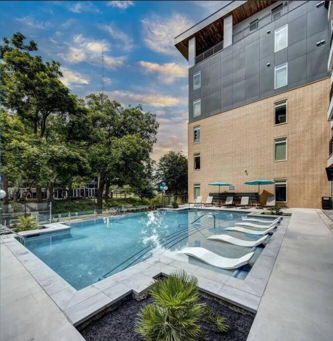 Beautiful Riverwalk Apt With Full Amenities, King Bed & Free Parking San Antonio Bagian luar foto