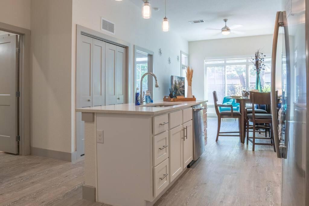 Beautiful Riverwalk Apt With Full Amenities, King Bed & Free Parking San Antonio Bagian luar foto